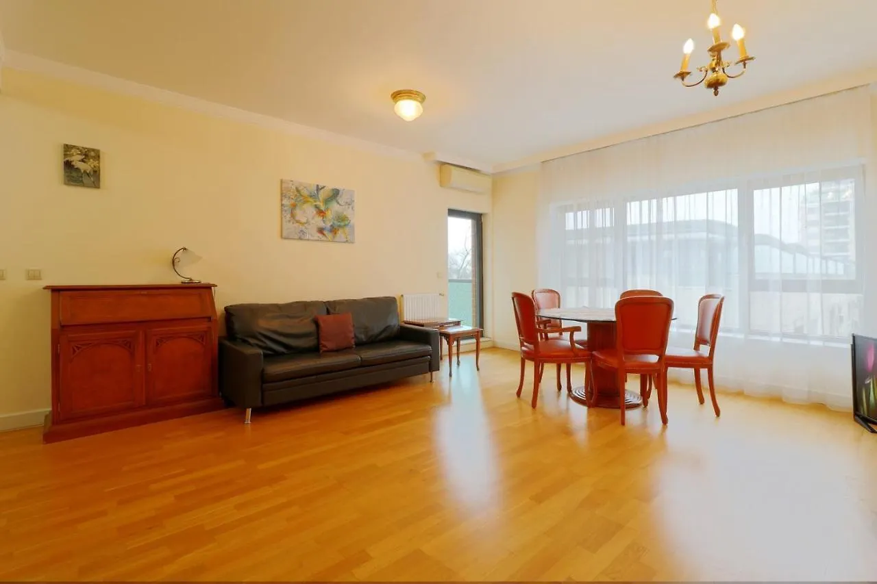 Emerald Apartment Bükreş